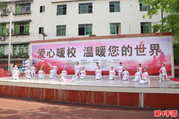 披风少年的爱老妈的故事：一段温暖感人的亲情旅程，展现了母子之间深厚的情感与无私的奉献精神