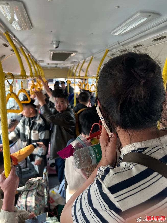 公交车最后一排被c到爽，乘客们纷纷表示体验独特，令人难忘的旅程让人感受到不同寻常的乐趣与刺激