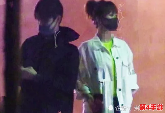 青娱乐极品视觉：某知名明星被拍到与神秘人士深夜约会，疑似恋情曝光引发热议！