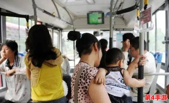 公交车掀开奶罩边躁狠狠躁，乘客惊愕不已，现场气氛瞬间变得尴尬而紧张，引发众人热议与讨论