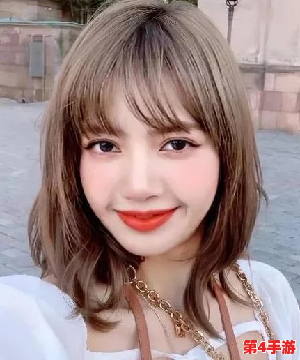 Lisa全身仅一条腰链,时尚大胆风格引发热议,引领潮流新趋势 Lisa全身仅一条腰链,时尚大胆风格引发热议,引领潮流新趋势