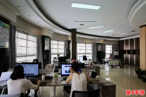 办公室可不可干湿你？传闻某位同事在会议室偷偷喝酒，竟然引发了全公司热议！