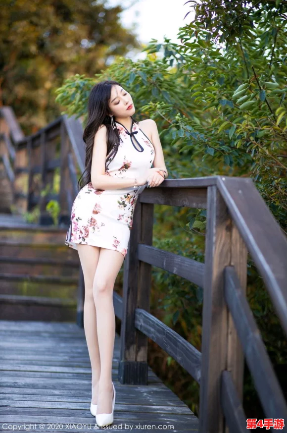 白丝校花 扒开双腿：青春魅力与自信表达交汇的视角分析与社交文化影响探讨