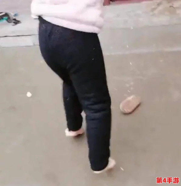 男生和女生愁愁愁很痛轮溜鞋，网友纷纷表示：这款鞋子真是让人又爱又恨，穿着舒适但容易磨脚
