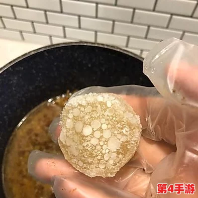 两个男生做酿酿酱酱的，网友评价：太搞笑了，简直是一场美食与欢乐的盛宴！