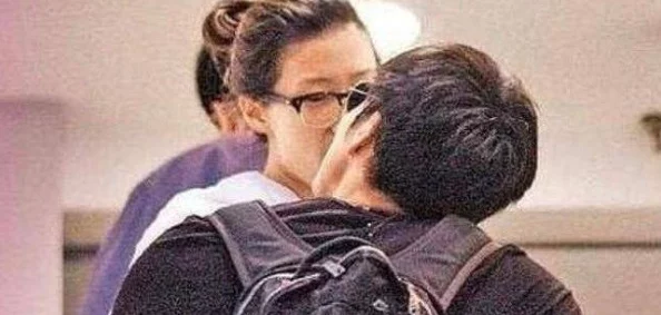 婷婷五月天色:传闻中她与某知名男星秘密约会,网友纷纷猜测两人是否已成新情侣! 婷婷五月天色:传闻中她与某知名男星秘密约会,网友纷纷猜测两人是否已成新情侣!