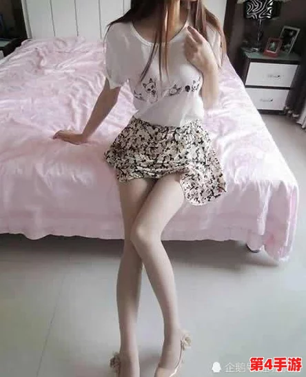 白丝校花扒开甜美，被曝与班主任关系暧昧引发热议