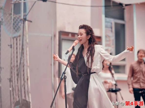 我们17一起：传闻某明星将在下月与神秘对象公开恋情，好友透露两人已秘密约会数月！