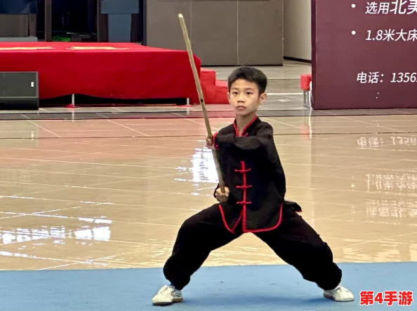 黑土ちゃんが腿法娴熟，展现了中国武术的传统魅力与深厚底蕴，尤其在腿法的运用上令人叹为观止