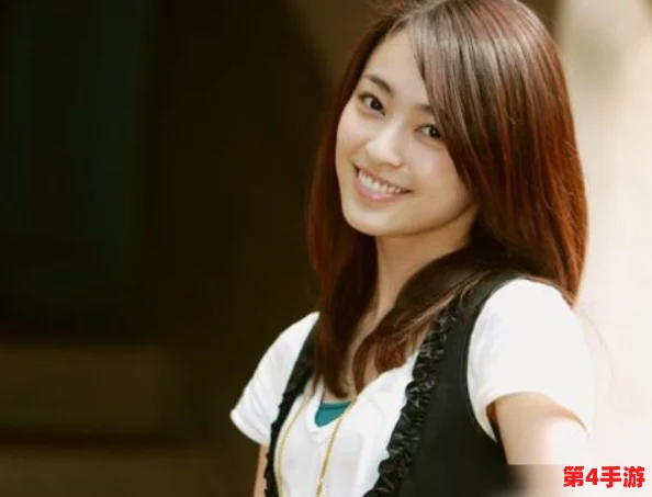 我的偶像女友雷火剑:讲述一位年轻女孩与她心目中的偶像之间的感人故事,展现梦想、勇气与爱情的交织 我的偶像女友雷火剑:讲述一位年轻女孩与她心目中的偶像之间的感人故事,展现梦想、勇气与爱情的交织